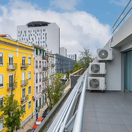 Bright 2bdr Duplex With Balcony By Lovelystay Lisboa