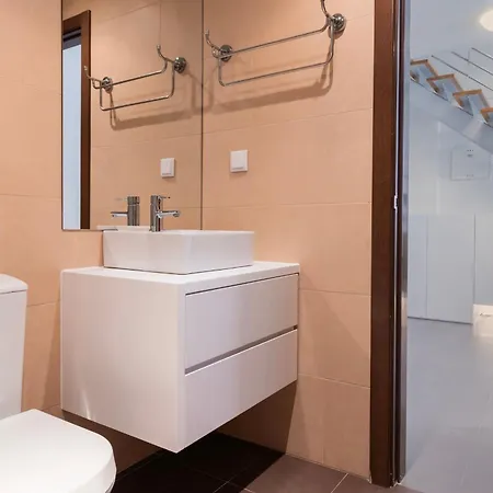 Bright 2bdr Duplex With Balcony By Lovelystay Lägenhet