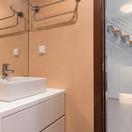 Апартаменти Bright 2bdr Duplex With Balcony By Lovelystay Лісабон